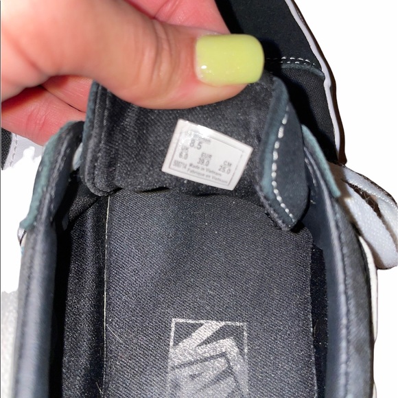WOMENS BLACK CLASSIC BLACK&WHITE VANS! - Picture 4 of 5